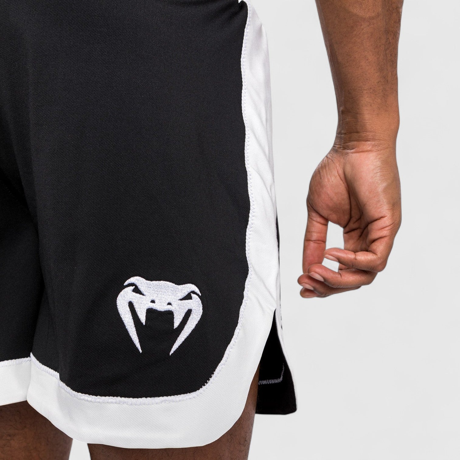 VENUM Classic bokseshort PRO Svart og Hvit - CombatStore.no