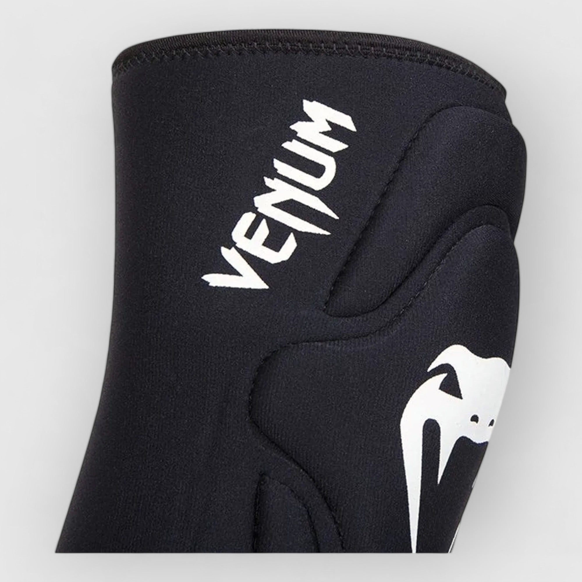 VENUM Kontact Gel Knebeskytter - Svart/Hvit - CombatStore.no